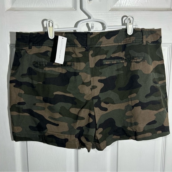 New York & Company Hampton Womens Sz 14 Brown Green Camo Shorts. 4” Inseam. NWT - Picture 3 of 8